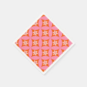 ミッドセンチュリーの白い花ピンクの円パターン スタンダードカクテルナプキン (角)