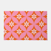 ミッドセンチュリーの白い花ピンクの円パターン ドアマット (正面)