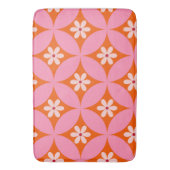 ミッドセンチュリーの白い花ピンクの円パターン バスマット (正面縦)