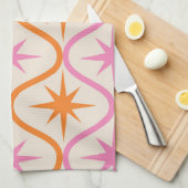 ミッドセンチュリーオレンジピンクスターバストオンオジーパターン キッチンタオル (四つ折り)
