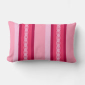 ミッドセンチュリーオーニングストライプ – ピンクとワイン ランバークッション (正面)