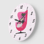 ミッドセンチュリースタイル猫種ピンクチェア水玉模様 ラージ壁時計 (傾斜)