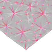 ミッドセンチュリースプートニクのパターン、グレーと明るい赤紫色 テーブルクロス (アングル)
