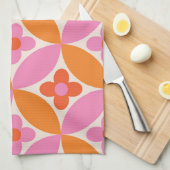 ミッドセンチュリーピンクのオレンジ色の円の花 キッチンタオル (四つ折り)