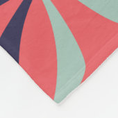 ミッドセンチュリーモダンのネイビーサンゴの幾何学模様 フリースブランケット (角)