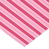 ミッドセンチュリーモダンストライプズ、ピンクとブルゴーニュ ショートテーブルランナー (コーナー)