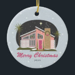 ミッドセンチュリーモダンピンクハウスクリスマス セラミックオーナメント<br><div class="desc">クリスマスのリースとモダンクリスマスツリーとクリスマスライトと庭の雪と2つのヤシの木を持つピンクの中世紀の家のイラストレーション。夜空には星や雪の小雨が並ぶ。中世紀パタインスパイアーンの背景。</div>