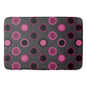ミッドセンチュリーモダンピンク、黒と灰色のドット バスマット (正面)