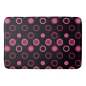ミッドセンチュリーモダンピンク、黒と灰色のドット バスマット (正面)