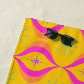 ミッドセンチュリーモダンブライトピンクとイエローおもしろい ビーチタオル (インサイチュ)