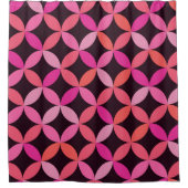 ミッドセンチュリーモダンブラックのピンクと赤の円 シャワーカーテン (正面)