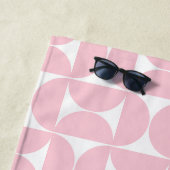 ミッドセンチュリーモダンベビーピンクとホワイトパターン ビーチタオル (インサイチュ)