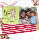 ミッドセンチュリーレトロ小妖精や小人1写真クリスマスおもしろい詩 シーズンカード<br><div class="desc">あなたの家族の写真がこのカードの前に映パーソナライズされたっている。おもしろいデザインは私の手の混合メディア絵を描小妖精や小人と詳細と緑の背景と雪の結晶を使用して作らユニークれたお洒落と雰囲気。ピンク、グリーン、ブルーのミッドセンチュリーレトロなカラーパレットはモダン、ホワイムジーとノスタルジーの完璧なtouchとホリデーシーズンに最適だ。「おおもしろい前の信じ小妖精や小人の中で」プンはユーモアのtouchを加える。背中にはおもしろいの手はっきりしたがピンクと赤の汚れたストライプ。</div>