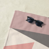 ミッドセンチュリー幾何学模様のピンクとグレーモダン色 ビーチタオル (インサイチュ)