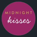 ミッドナイトキスウェディングパーティマゼンタ金ゴールド ラウンドシール<br><div class="desc">ミッドナイトキスウェディングパーティーステッカーマゼンタと金ゴールド。さまざまな色とサイズで利用可能</div>