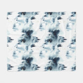 ミッドナイトブルーの森の水の色パターン フリースブランケット (正面(横))