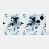 ミッドナイトブルーの森の水の色パターン iPhone 15ケース (裏面横)