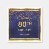 ミッドナイトブルーの金ゴールド紙吹雪上の80th誕生日パーティー スタンダードカクテルナプキン (正面)