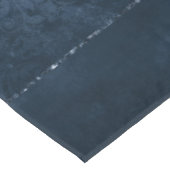 ミッドナイト・ネイビー・ロマンス | Blue Satiny グランジ Damask テーブルクロス (アングル)