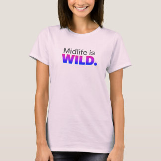 ミッドライフはWILD – 面白いミッドライフスローガン Tシャツ