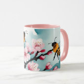 ミツバチとピンクさくらんぼが青い空で咲く マグカップ (正面右)