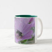 ミツバチの付いた薄紫色の花 ツートーンマグカップ (正面右)
