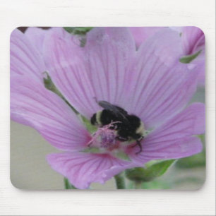 ミツバチの付いた薄紫色の花 マウスパッド