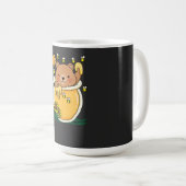 ミツバチの入ったハニーの瓶をくまない コーヒーマグカップ (正面右)