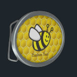 ミツバチ漫画 卵形バックル<br><div class="desc">継ぎ目のな飛んでいるい蜂の巣の背景に笑いを浮かべた蜂の漫画。</div>