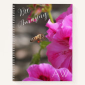 ミツバチ驚くべきミツバチ花粉ピンク花モノグラム ノートブック (正面)