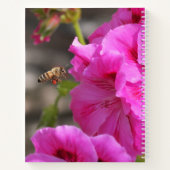 ミツバチ驚くべきミツバチ花粉ピンク花モノグラム ノートブック (裏面)