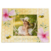 ミツバチ黄色ハニカムピンク花模様60歳の誕生日 ラージペーパーバッグ (正面)