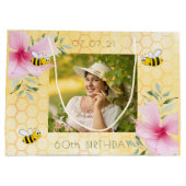 ミツバチ黄色ハニカムピンク花模様60歳の誕生日 ラージペーパーバッグ (裏面)