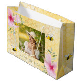 ミツバチ黄色ハニカムピンク花模様60歳の誕生日 ラージペーパーバッグ (正面アングル)