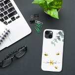 ミツバチeucalyptus greeneryホワイトモノグラム iPhone 13ケース<br><div class="desc">シックな白い背景。水飾色のユーカリの緑、葉と可愛い、幸せな笑顔ででこぼこハチと。モノグラムの文字、イニシャル、名前をパーソナライズして追加。名前はスワッ書シュ付き手付きスタイルスモダンクリプトで示されている。名前は黒、モノグラム文字は黄色。スワ保ッシュにはサンプル名を削除する離れと、前と後の宇宙または絵文字の名前。</div>