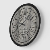 ミディアムグレー/グレーウッドファームハウスファミリー名 ラージ壁時計 (傾斜)