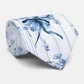 ミディアムブルーとホワイトのクォケット ネクタイ (ロール)