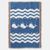 ミディアムブルーの漫画ホワイトクジラ スローブランケット (正面縦)