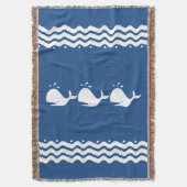 ミディアムブルーの漫画ホワイトクジラ スローブランケット (正面縦)