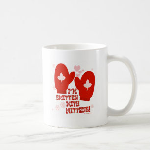 ミトンによって強打される コーヒーマグカップ