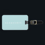 ミニシンプルマリストタイプライターネームライトアクアブルー ラゲッジタグ<br><div class="desc">このスタイリッシュカスタムラゲッジタグは、淡い水色の背景に、レトロ型のタイプライターのフォントで、あなたの名前のミニマリズム的なデザインを特徴としています。ギフト素晴らしアイディア!</div>