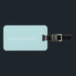 ミニシンプルマリストタイプライターネームライトアクアブルー ラゲッジタグ<br><div class="desc">このスタイリッシュカスタムラゲッジタグは、淡い水色の背景に、レトロ型のタイプライターのフォントで、あなたの名前のミニマリズム的なデザインを特徴としています。ギフト素晴らしアイディア!</div>
