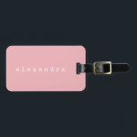 ミニシンプルマリストタイプライター名カスタムピンク ラゲッジタグ<br><div class="desc">このスタイリッシュカスタムラゲッジタグは、淡いパステルピンクの背景に、レトロ型のタイプライターのフォントで、あなたの名前のミニマリストなデザインを特徴としています。ギフト素晴らしアイディア!</div>