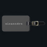 ミニシンプルマリストタイプライタ名カスタム(黒) ラゲッジタグ<br><div class="desc">このスタイリッシュカスタムラゲッジタグは、レトロシンプルタイプライターのフォントで、黒い背景に白く書かれた名前のミニマリストなデザインをコンテンポラリー特徴とします。ギフト素晴らしアイディア!</div>