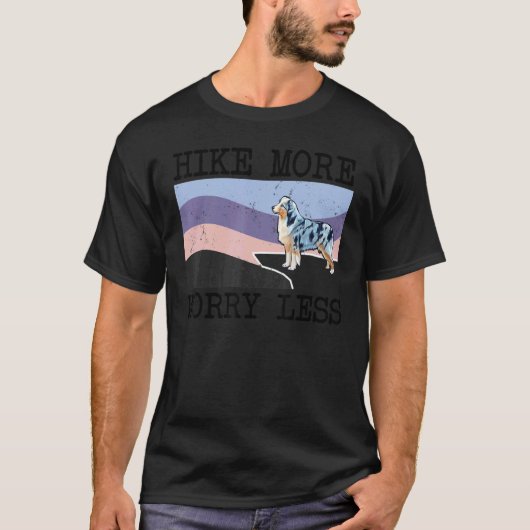 ミニチュアのアメリカの羊飼いのハイキングより心配なしD Tシャツ (正面)