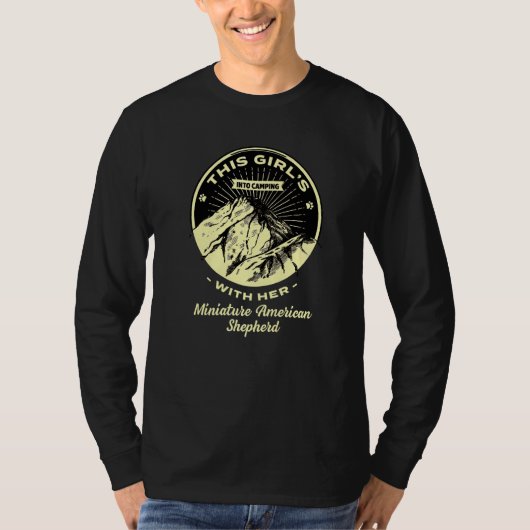 ミニチュアのアメリカ人とキャンプに入る女の子 Tシャツ (正面)