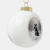 ミニチュアのシュナウザーで雪のクリスマスを過ごす セラミックボールオーナメント (左)