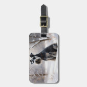 ミニチュアのシュナウザーで雪のクリスマスを過ごす ラゲッジタグ (正面縦)