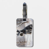 ミニチュアのシュナウザーで雪のクリスマスを過ごす ラゲッジタグ (裏面縦)