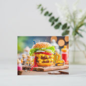 ミニチュアの作業員がショベルカーでチーズバーガーを建設 シーズンポストカード (スタンド正面)